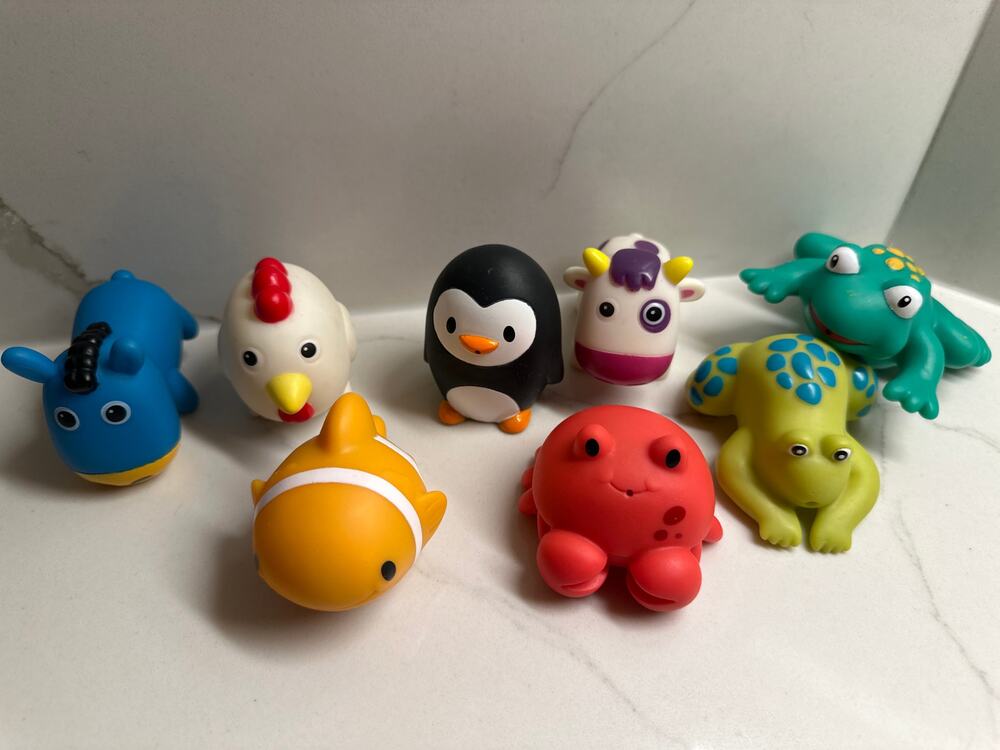 8 Assorted Plastic Water Bath Toys Cows Chicken Crab Fish Penguin Frogs